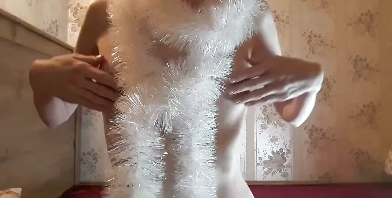 Willst du dieses hübsche teen Tracy Naghavi in ihre Löcher ficken?
