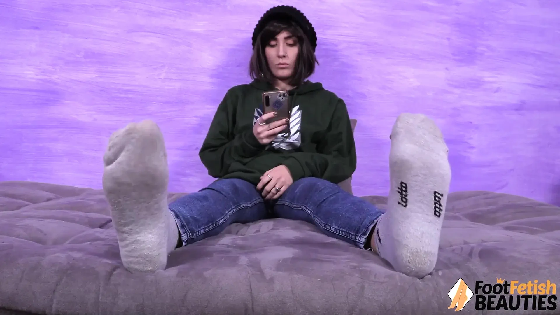 Super-hot Aradia Takes off Her Socks and Flaunts Her Toe-ringed Feet