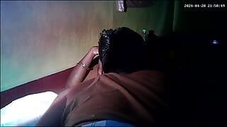 Indische dorfhausfrau ist damit beschäftigt, arsch zu küssen