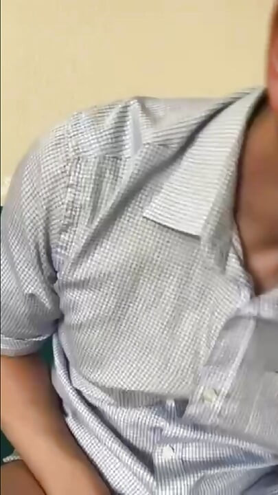 काम से घर आया हॉर्नी लड़का, अपनी फ्लेशलाइट पकड़ता है और अपना लोड निकालता है