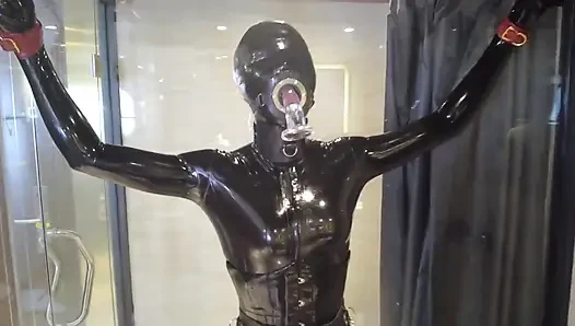 Mz20 - das mädchen in latexkleidung in einem glasraum eingesperrt