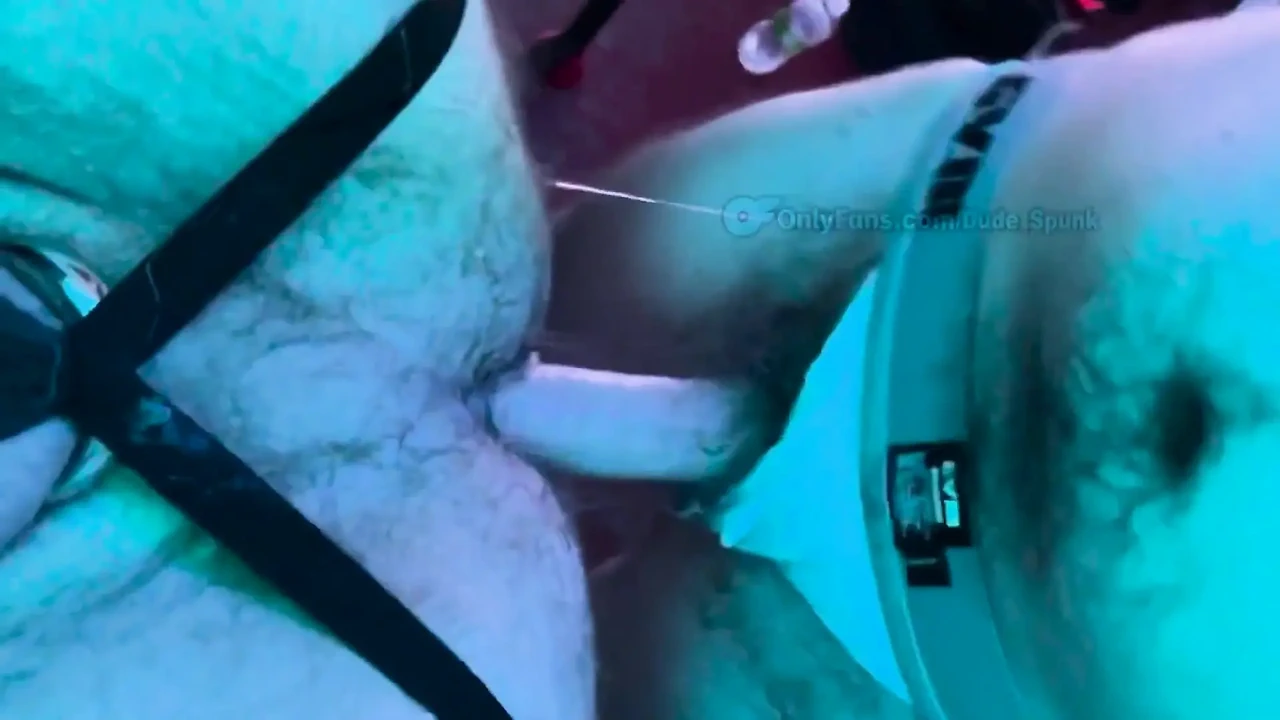 毛茸茸的精液转储 Jock 穿戴式假阳具的无套粗暴和重口味在他的大屁股洞在性吊索中被生生和无鞍粗暴和铁杆