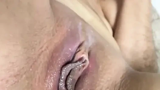 Pelacur kotor bertopeng meniduri vaginanya