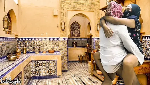 Suudi koca ve İranlı evli kadın mutfakta