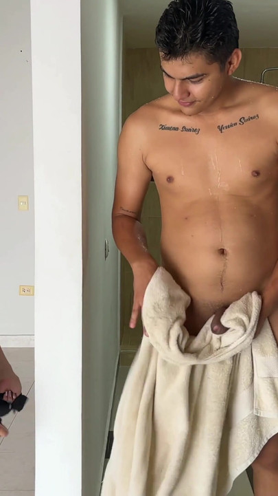 "내 발정난 의붓여동생이 자위하는 걸 보고 그를 보고 섹시해, 그래서 그를 넣어달라고 제안해"