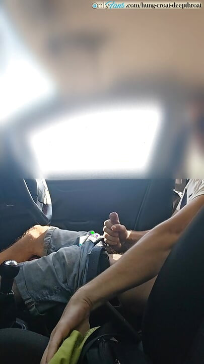 In einem auto neben der straße kommen