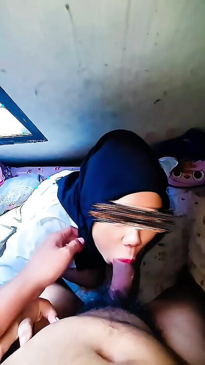 印尼头巾婊子做口交并让她的阴户被亚洲鸡巴抽插