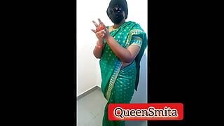 Fantasierol over een Tamil Amma die groene saree draagt en haar stiefzoaf troost