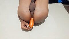 Amante de los pies, chico indio solo, zanahoria dentro del culo