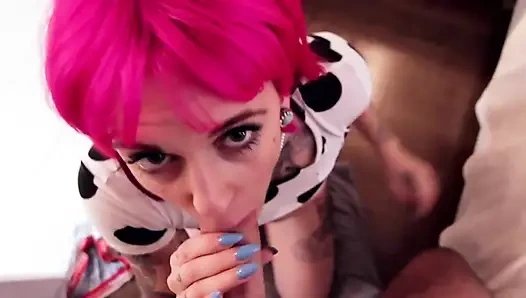 Pembe saçlı amatör genç kız harika bir sakso çekiyor