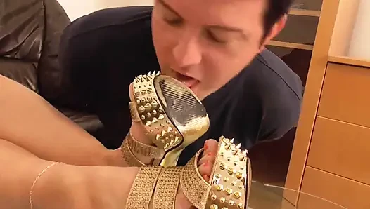 Herrin lässt ihren sklaven ihre goldenen schuhe lecken