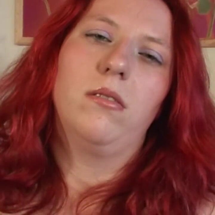 Gordinha ruiva brinca com seus monstros extremos