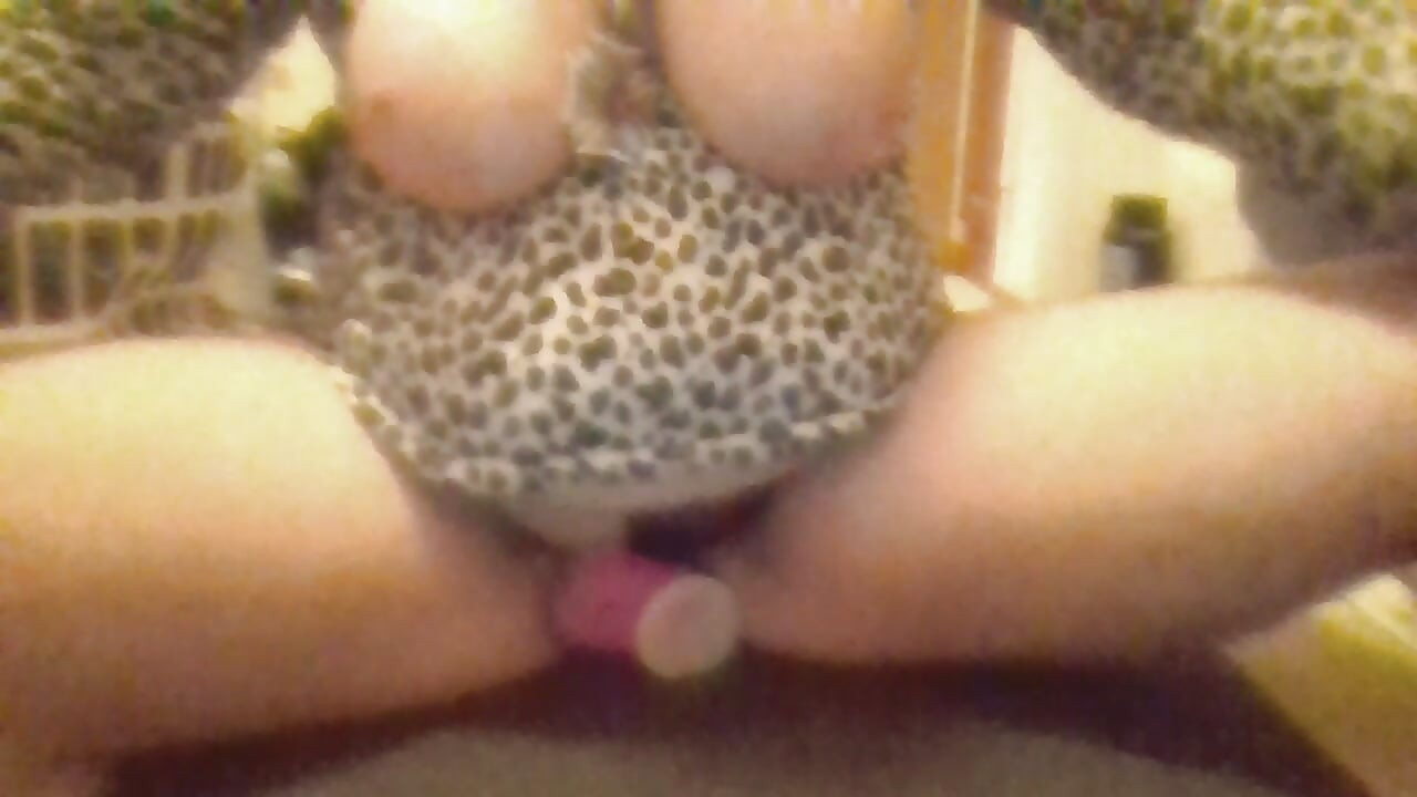 Schwarze spitze und heißer pnk dildo, geiles abspritzen anal