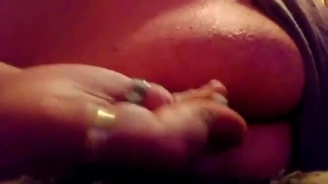 Chico gordito follando su culo con un cepillo de dientes
