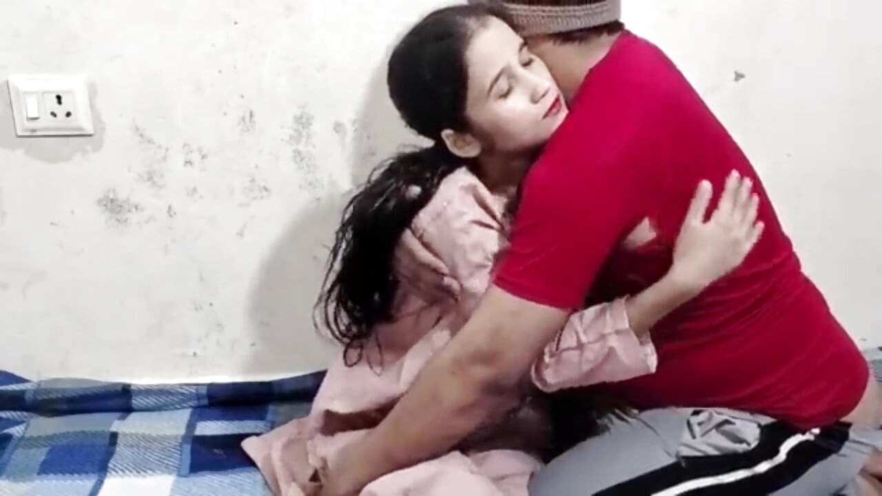 Üvey erkek kardeş hamileliği sırasında odasını kilitledi ve kendi üvey kız kardeşini sikti.