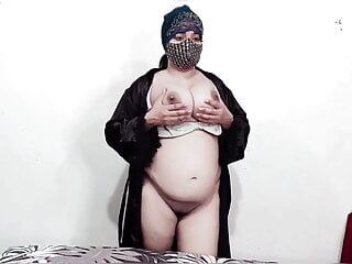 Arabskie duże cycki kobiety ruchają się z dildem