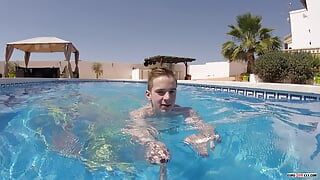 A dögös Taylor Blaze lefilmezi magát, ahogy a medence mellett ugrál
