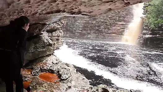 Dreadhot Wird in Einer Höhle Roh Gefickt - Riskanter Sex Im Freien