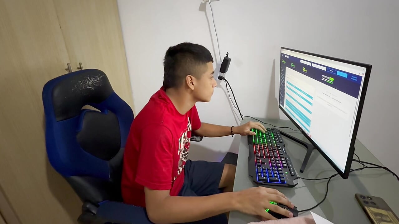 Moja polusestra mi ne dopušta da igram na računalu i mislim da želi da joj žestoko jebem pičku