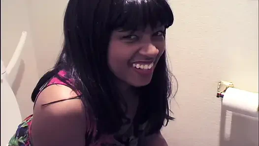 Gadis kulit hitam imut dengan itil besar dengan memek berbulu lagi asik solo