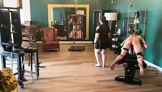 Dominatrix zindanında sidik sırılsıklam bağlı köleler