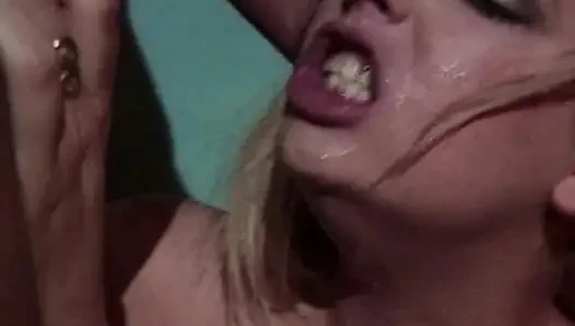 Blonde Schönheit in Ekstase