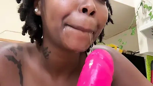 Edepsiz zenci kaltak tutkuyla dildo emiyor