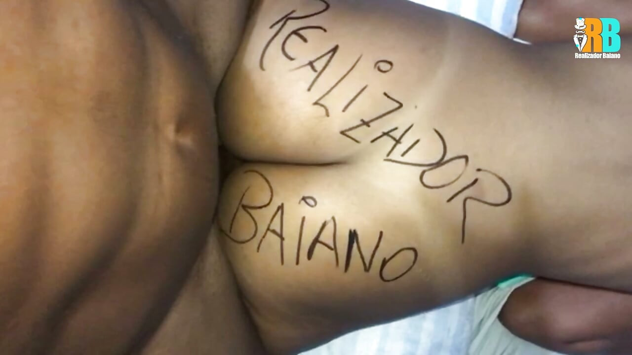 Un réalisateur bahianais baise une femme mariée au lit pendant que le cocu en fourrure regarde.