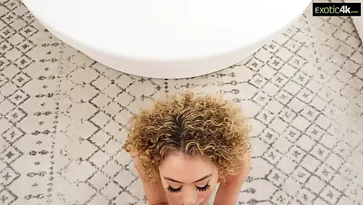 Egzotik spinner fahişe kalın yarağa biniyor