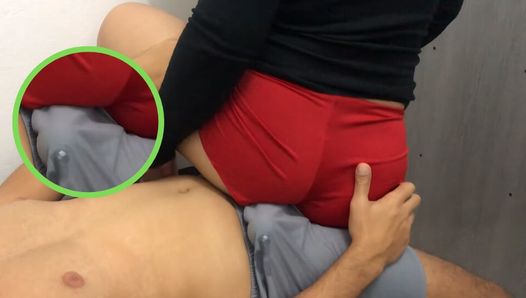 Modelo de fitness para adultos frotando y haciendo que el nerd se corra rápido en ropa interior