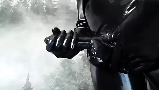 Lateks catsuit, vinil catsuit ve lateks prezervatif altında keyfini çıkarın