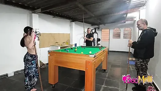 Main biliar sambil bugil sama pacarku dan ayah mertuaku
