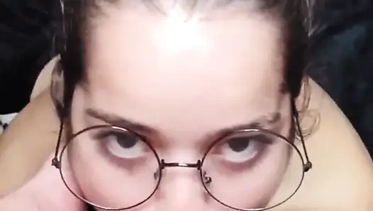 Duştan yeni çıktım ve Beyaz Ay boşalmak için ağzına yarak almaya geldi