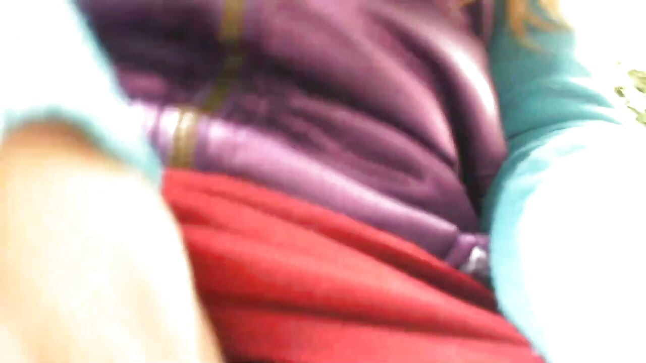 Uma bela masturbação em um jardim público em um vestido molhado