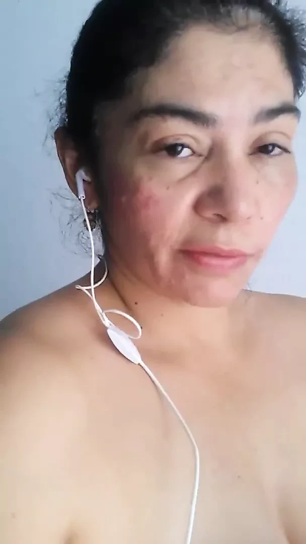 Madura se masturba con zanahoria