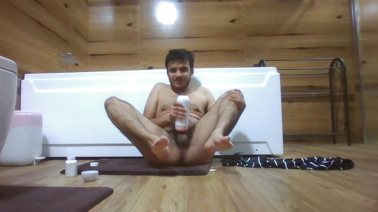 年轻的变装娘腔玩弄她的玩具并获得性高潮的幸福