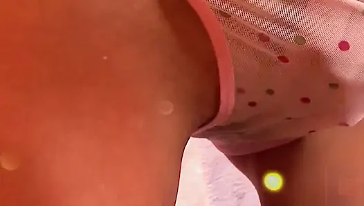 Seksi esmer genç hayran dildoyla amına mastürbasyon yapıyor
