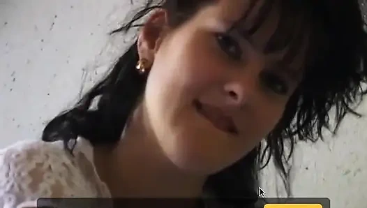 Крошка-брюнетка с маленькими сиськами трет ее волосатую манду