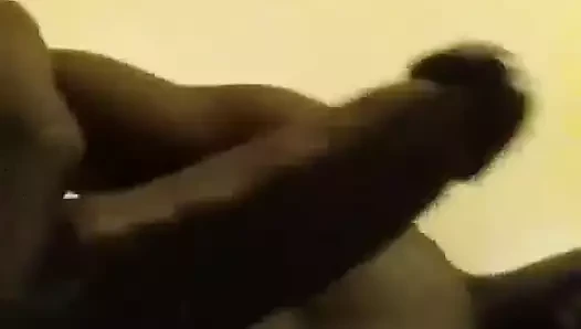 Yağlanmış büyük zenci yarağı, boşalma videosu