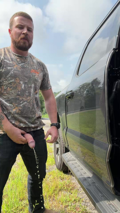 Garoto do interior mija no acostamento da estrada