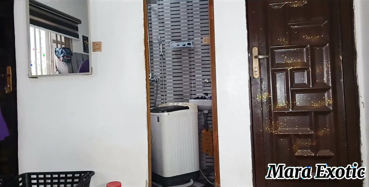 Debeljuškasta crnkinja radi veš i uživa - Mara Exotic