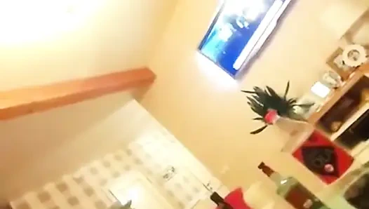 Ayağımı götüme sokuyorum