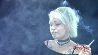 Rauchende Fetisch-Puppe Emily Straße kleidet Zigarette