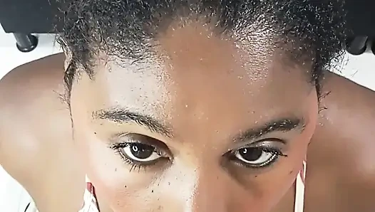 Gesicht bedeckt hat sexy brünettes mädchen