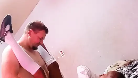 Yakışıklı Adam Zenci Öğrenci Misyoner Pozisyonunda Ve Domalarak Sikişiyor