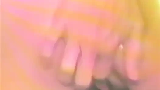 Brunette yang lebih tua menyetubuhi kedua lubangnya dengan dildo