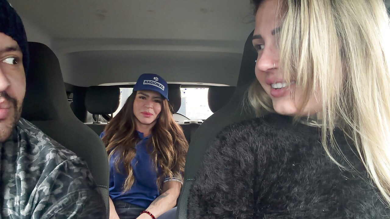 My husband's cuckold got out of the car and I called the gas station attendant to fuck and she accepted and got in the car and was so horny that she was all naked