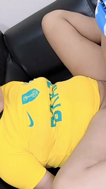 Kakak tiri meniduri saudara tirinya yang cantik sambil bertaruh pada permainan sepak bola. (Video lengkap bahasa bangla) | Klip 2