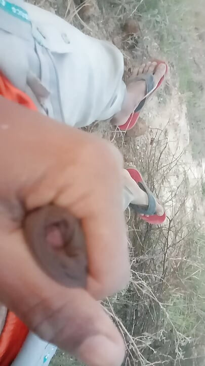 Ek larka jangal men hastamaithun karta hai, jisse uski jamin se khoon bahne lagta hai.