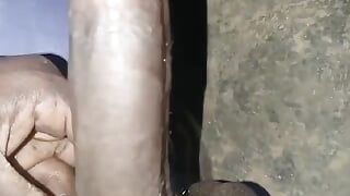Le cobra noir d’un garçon pakistanais à gros pénis